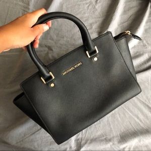 MK black hand bag w/ convertible cross body strap